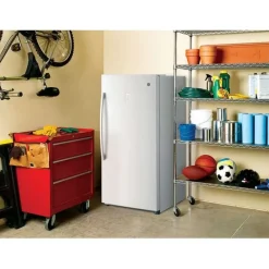 GE Appliances GE 17,3 cu ft freezer , Vertical, 33" - FUF17SMRWW