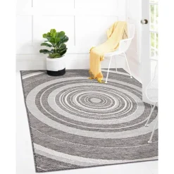 Indoor or Outdoor Rug - 7 x 10