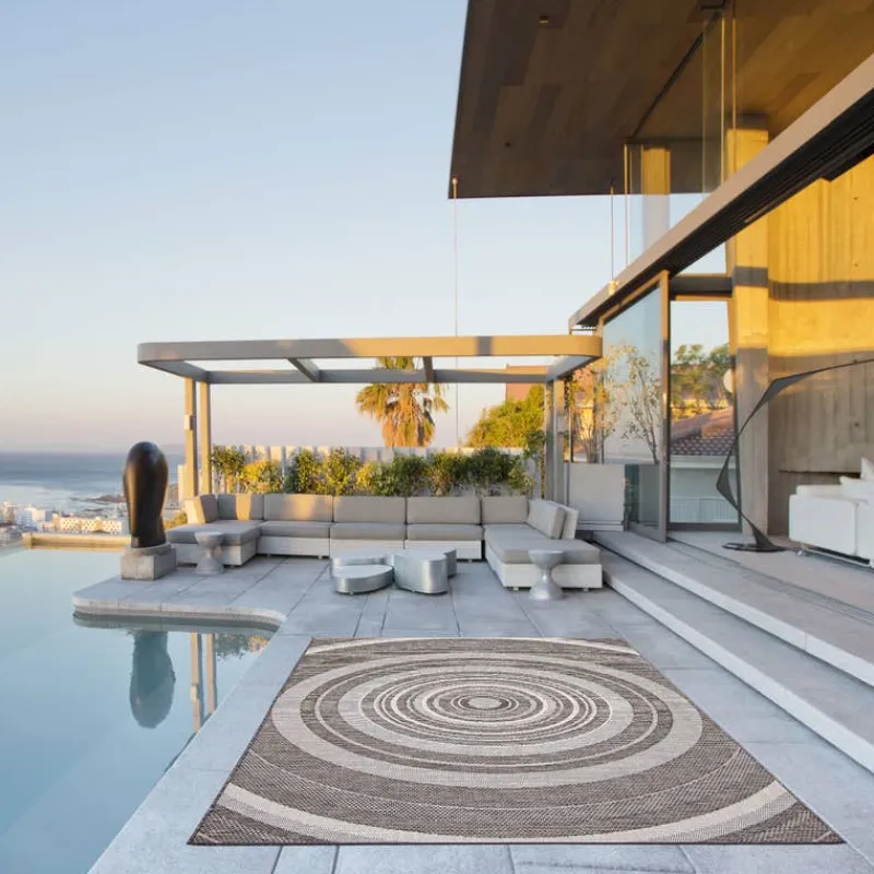 Indoor or Outdoor Rug - 5 x 7