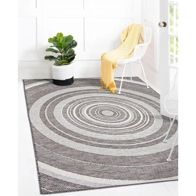 Indoor or Outdoor Rug - 5 x 7