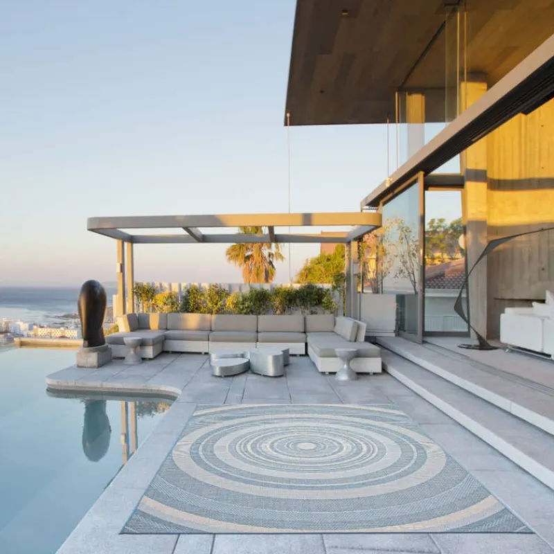 Indoor or Outdoor Rug - 7 x 10