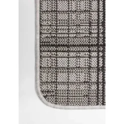 Indoor or Outdoor Rug - 4 x 6